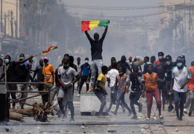 Sénégal : Danse insouciante au bord de l’abîme